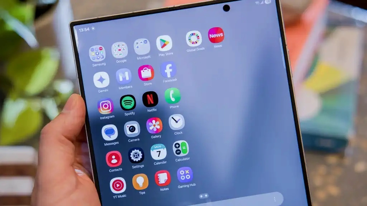 تطوير ضخم لكاميرا «Galaxy Z Fold 8» في مواجهة هواتف الصين الجديدة